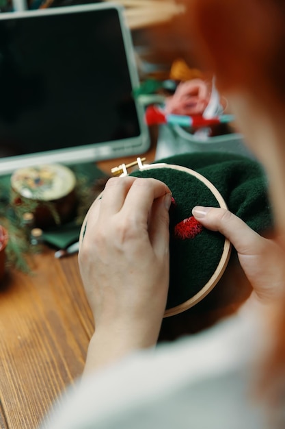 Atelier broderie în lucru